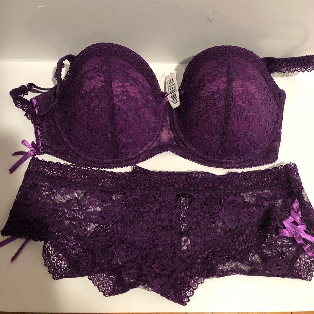 Bra and underwear set (never worn - NEW w/ Tags)
